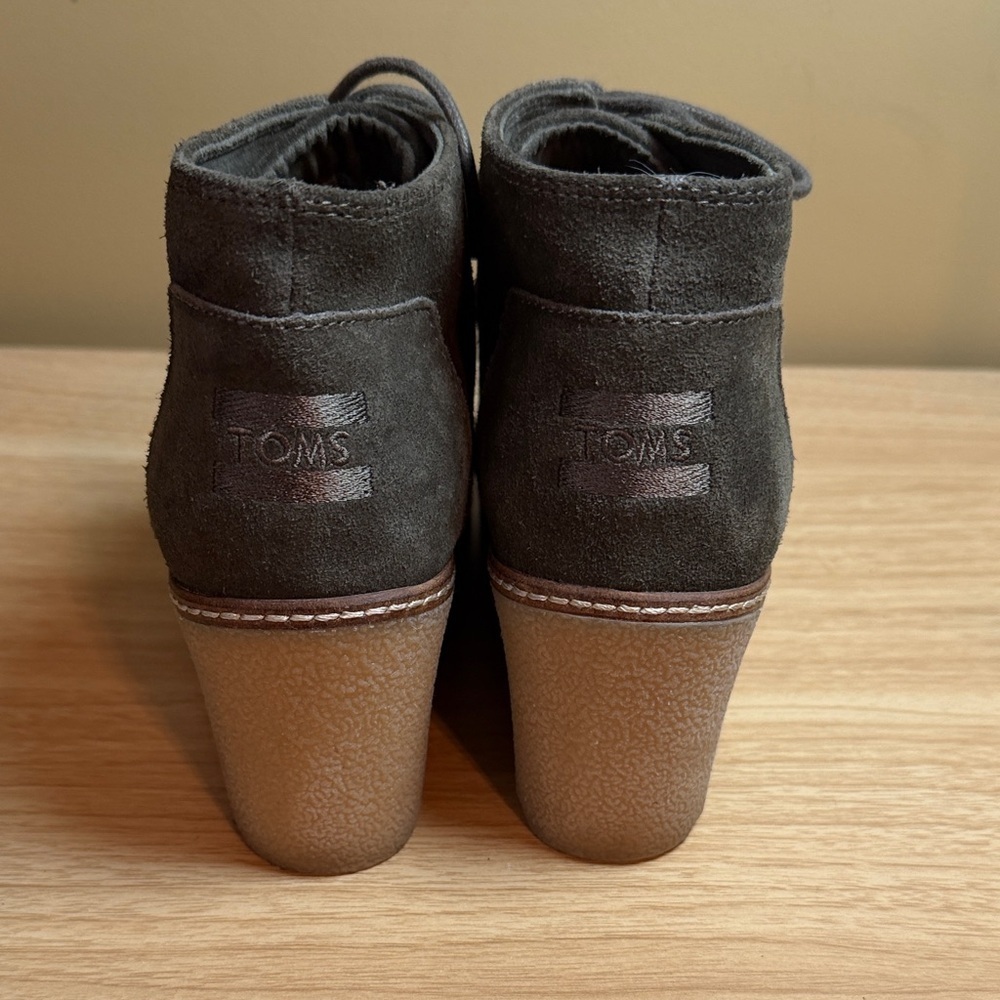 TOMS Desert Crepe Wedge Ankle Boots Tarmac Olive Suede Sz 8.5 - Picture 2 of 7